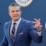 　国防関連会合で話すヘグセス米国防長官＝６日、カリフォルニア州（ロイター＝共同）