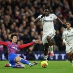 　フラム戦にフル出場したクリスタルパレスの鎌田大地（左）＝７日（アクションイメージズ・ロイター＝共同）