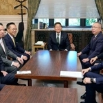 　会談に臨む立憲民主党の笠国対委員長（中央）ら野党の国対委員長＝８日午前、国会