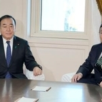 　会談に臨む自民党の梶山国対委員長（左）と立憲民主党の笠国対委員長＝８日午前、国会