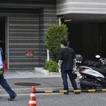 　女性が刺殺された現場付近を警戒する警察官＝８月２１日、神戸市中央区