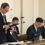 　愛知県蒲郡市議会総務委員会で、著作権侵害を巡る新聞各社の提訴に裁判で争う方針を表明する市担当者（左端）＝８日午前