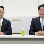 　会談に臨む自民党の小野寺税調会長（右）と国民民主党の古川税調会長＝８日午前、国会