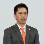 　記者団の取材に応じる日本維新の会の吉村代表＝８日午後、大阪府庁