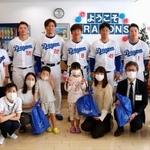 　名古屋市内の病院を訪れ、子どもたちと交流した中日・大島（後列中央）ら＝８日