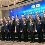 　「日韓商工会議所首脳会議」で記念撮影する出席者。前列左から７人目が日本商工会議所の小林健会頭、同６人目が大韓商工会議所の崔泰源会長＝８日、韓国・済州島（共同）