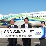 　羽田-鳥取間で就航した特別デザイン機「ＡＮＡふるさとＪＥＴ」の前で撮影に応じる関係者ら＝８日午後、羽田空港