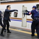 　ＪＲ大宮駅の新幹線ホームで行われた、刃物を持った不審者が現れたと想定した防犯訓練＝８日午後