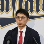 　契約更改を終え、取材に応じるオリックス・若月＝８日、大阪市