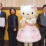 　基本構想の説明のため、大分県庁を訪れたサンリオエンターテイメントの小巻亜矢社長（左から２人目）ら＝８日（（Ｃ）　２０２５　ＳＡＮＲＩＯ　ＣＯ．，　ＬＴＤ．　ＴＯＫＹＯ，　ＪＡＰＡＮ　著作株式会社サンリオ）