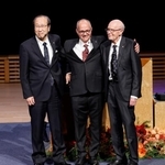 　ノーベル化学賞の受賞記念講演を終えた、（左から）北川進・京都大特別教授、共同受賞者のオマー・ヤギーさんとリチャード・ロブソンさん＝８日、ストックホルム（共同）