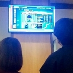 　岩手県宮古市の海沿いにあるホテルのロビーで、津波警報を伝えるテレビ画面を見守る宿泊客＝９日未明