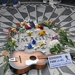 　米ニューヨーク・セントラルパークの広場で、花が飾られた「イマジン」の文字をあしらったモザイク模様＝８日（共同）