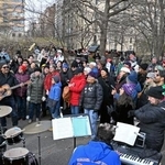 　米ニューヨーク・セントラルパークの広場で、ビートルズのナンバーを合唱するファンら＝８日（共同）