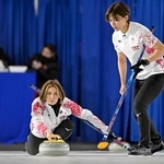 　女子１次Ｌ　トルコ戦の第５エンドでショットを放つ吉村。右は小野寺＝ケロウナ（共同）