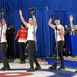 　女子１次Ｌでトルコに勝利しプレーオフ進出を決め、手を振るフォルティウスの（左から）吉村、近江谷、小谷、小野寺＝ケロウナ（共同）