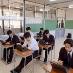 　完成した石川県立輪島高の仮設校舎で行われたホームルーム＝９日朝、輪島市