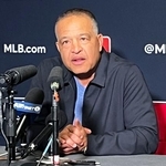 　ウインターミーティングで記者会見するドジャースのロバーツ監督＝８日、オーランド（共同）