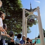 　ホノルルにある「長崎の鐘」を鳴らす長崎の被爆者団体代表団ら＝８日、米ハワイ（共同）