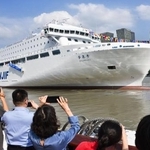 　中国・上海市の港を出航する旅客船「鑑真号」＝２０２４年６月（共同）