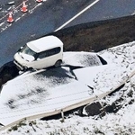 　強い地震があった青森県東北町で陥没した道路＝９日午前１０時４１分（共同通信社機から）