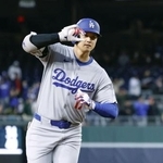 　本塁打を放ちポーズをとりながら塁を回る、ロサンゼルス・ドジャースの大谷翔平選手＝４月、ワシントン（共同）