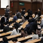 　大学入学共通テストに臨む受験生＝１月１８日、東京都文京区の東大