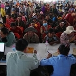 　カンボジア北西部でタイとの国境付近から離れ列をなす人々＝９日（ＡＰ＝共同）