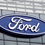 　米自動車大手フォード・モーターの本社に掲げられたロゴ＝１１月、ミシガン州（ロイター＝共同）