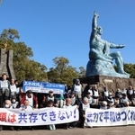　平和公園で開かれた核兵器廃絶を訴える座り込み集会＝９日午後、長崎市