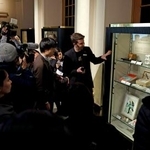 　ノーベル博物館が報道陣に公開した今年のノーベル賞受賞者の寄贈品＝９日、ストックホルム（共同）