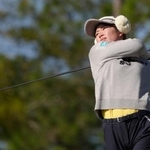 　最終ラウンド、ティーショットを放つ桜井心那。通算８アンダーの１０位で来季出場資格を獲得した＝マグノリアグローブ（共同）