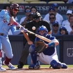 　１０月、ドジャースとの地区シリーズで二塁打を放つカイル・シュワバー＝ロサンゼルス（ＡＰ＝共同）