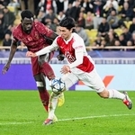 　ガラタサライ戦で競り合うモナコの南野（右）＝モナコ（共同）