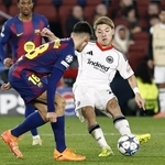 　バルセロナ戦でゴールを狙うＥフランクフルトの堂安（右）＝バルセロナ（共同）