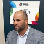 　取材に応じるドミニカ共和国のプホルス監督＝９日、オーランド（共同）