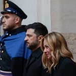 　ウクライナのゼレンスキー大統領（中央）とイタリアのメローニ首相（右）＝９日、ローマ（ロイター＝共同）