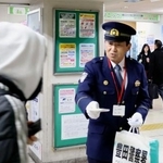 　情報提供を呼びかける愛知県警豊田署の木村紀夫署長＝１０日朝、名鉄豊田市駅