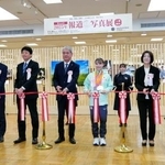 　「２０２５年報道写真展」のオープニングセレモニーで、テープカットする体操女子の杉原愛子選手（中央右）＝１０日午前、東京都中央区の日本橋三越本店