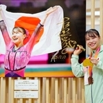 　「２０２５年報道写真展」で、自身の写真にサインする体操女子の杉原愛子選手＝１０日午前、東京都中央区の日本橋三越本店