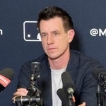 　取材に応じるカブスのカウンセル監督＝９日、米フロリダ州オーランド（共同）