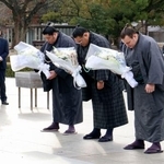 　原爆慰霊碑に献花する（右から）大関安青錦、横綱豊昇龍、大関琴桜、＝１０日午前、広島市中区の平和記念公園