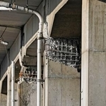 　地震の影響で損傷したＪＲ八戸線の高架橋＝１０日午前９時２９分、青森県八戸市