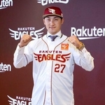 　楽天の入団記者会見でユニホームを着てポーズをとる、ＤｅＮＡから移籍した伊藤光＝１０日、楽天モバイルパーク宮城