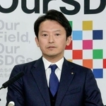 　定例記者会見で発言する兵庫県の斎藤元彦知事＝１０日午前、県庁