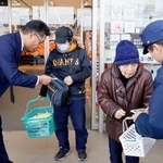 　買い物客に情報提供を呼びかける富山県警捜査１課の奥村真一課長（左端）ら＝１０日午後、高岡市