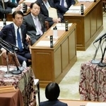 　衆院予算委で国民民主党の玉木代表（左）の質問に答弁する高市首相＝１０日午後
