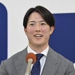 　契約更改を終え、記者会見する広島・森下＝１０日、マツダスタジアム