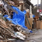 　能登半島地震で被災した家屋から家財道具を運び出すボランティア＝２０２４年２月、石川県輪島市