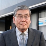 　判決後、取材に応じる宮崎県串間市の福添忠義前副市長＝１０日午後、宮崎市